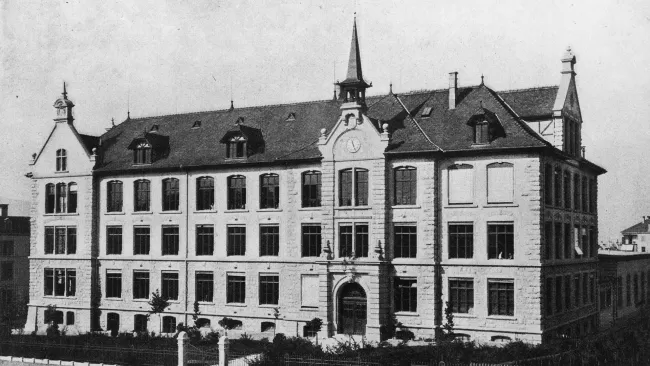 Schule Hofacker, Schulhaus von Friedrich Wehrli, Ansicht von Osten, ca. 1900, Baugeschichtliches Archiv Z&uuml;rich