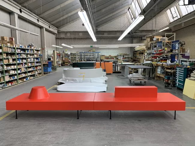 Sitzb&auml;nke Schulanlage Hofacker, in Zusammenarbeit mit "Customized Furniture" der Girsberger AG