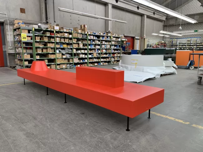 Sitzb&auml;nke Schulanlage Hofacker, in Zusammenarbeit mit "Customized Furniture" der Girsberger AG