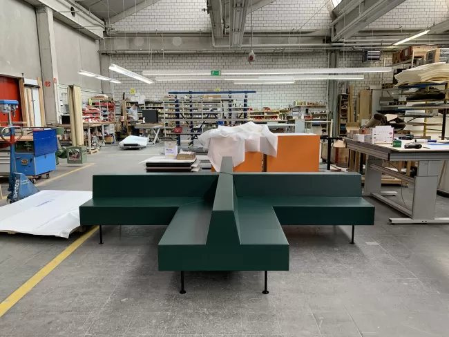 Sitzb&auml;nke Schulanlage Hofacker, in Zusammenarbeit mit "Customized Furniture" der Girsberger AG